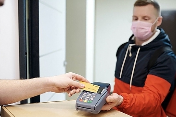 Customer making a payment with a credit card in Phoenix